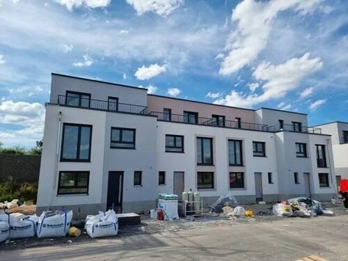 Ansicht Front seitlich - Reihenmittelhaus mit 135,50 m² in Hanau-Steinheim zum Kaufen