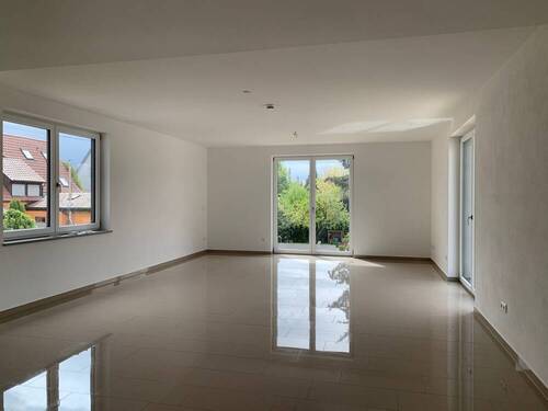 Wohnzimmer - KNIPFER`S IMMOBILIENSCHÄTZE - Elegante Dachwohnung in sehr ruhiger Wohnlage zur Miete!