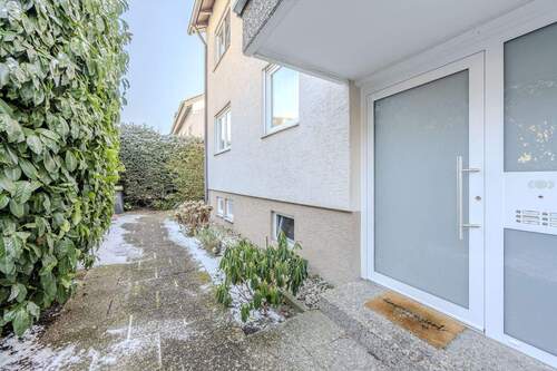 Hauseingang bereits modernisiert - 