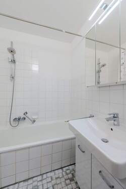Badezimmer mit Badewanne - Etagenwohnung mit 48,90 m&sup2; in Asperg zum Kaufen