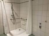 Bad mit ebenerdiger Dusche - 