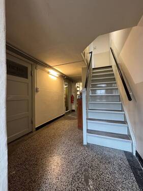 Treppe zum Vollkeller mit Anbau - 