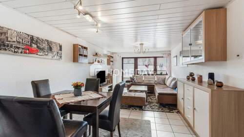 Wohnzimmer 1 - Drei-Zimmer-Wohnung mit Loggia, Garage und Gartenblick in ruhiger Lage von Abstatt