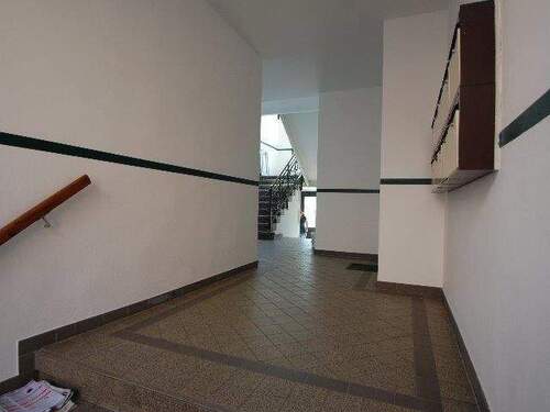 Hausflur - Etagenwohnung mit 77,00 m&sup2; in Chemnitz zur Miete