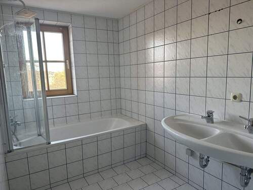 Tageslichtbad mit Wanne - 