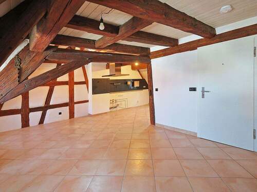 Wohnzimmer mit angrenzender Küche - 4 Zimmer Etagenwohnung zur Miete in Renningen