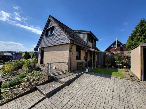 1. Hausansichten (3) - 3 Zimmer Doppelhaushälfte in Moringen