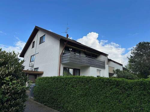 Hausansicht - Familienfreundliche 412-Zimmer Maisonette-Wohnung mit Garten, Garage und Stellplatz