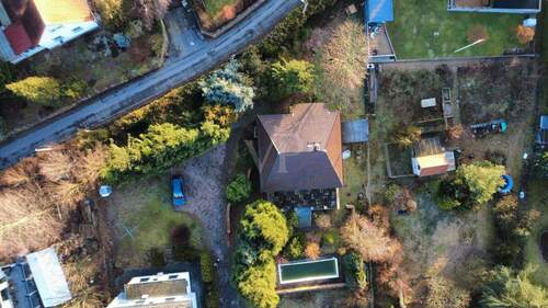 BLick von oben auf den Bestand mit Pool - 