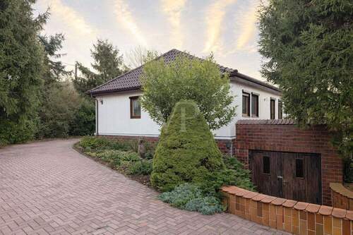 Seitenansicht aktuell mit Parkflächen - EINMALIG IN WEINBÖHLA - BAUGRUNDSTÜCK MIT GENEHMIGUNG FÜR 3 EFH & TRAUMBLICK AUF DIE ALBRECHTSBURG