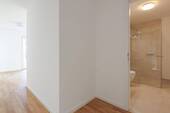 Blick in Bad aus Flur - 