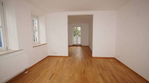 Wohnen - Herrliche Altbauwohnung mit Balkon in zentraler Lage