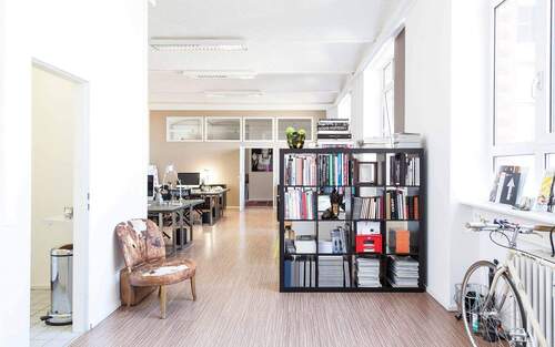 Vom Eingang - links Küche - Büro in Berlin zur Miete