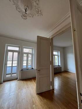 Wohnraum mit angrenzendem Zimmer - 3 Zimmer Etagenwohnung zur Miete in Aachen