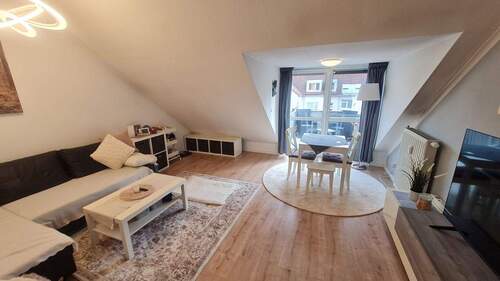 Wohnen - Gepflegte 3 Zimmer-Dachgeschoss Wohnung mit Loggia und TG-Stellplatz -BEZUGSFREI