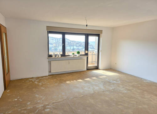 Wohnzimmer mit Balkonzugang (1) #115351 - 3 Zimmer Etagenwohnung in Veitshöchheim