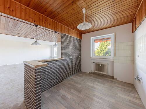 offene Küche mit Blick in den hellen Wohnraum - 4 Zimmer Etagenwohnung in Ennepetal