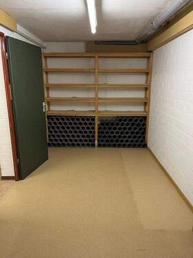 Blick in den Vorratsraum im Keller - 