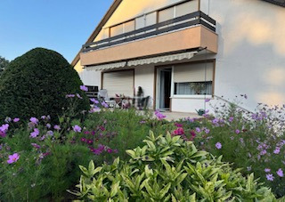 Westansicht mit Garten - Großzügiges RE.-Haus, voll unterkellert, ca.170m² Wfl. , Tiefgarage, SW-Garten, 387m² Grdstck.