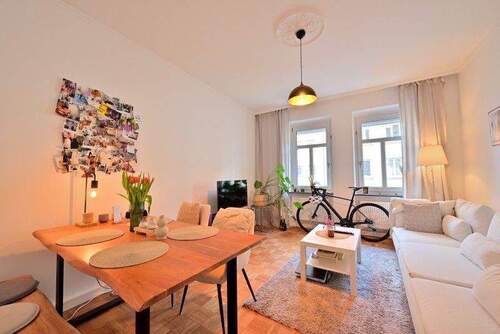 Helle Räume mit Parkettboden - 