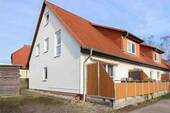Hausansicht mit Terrasse - Ihr Investmentpaket in Prohn bei Stralsund - 2 vermietete Wohnungen inkl. 2 Parkplätze