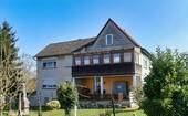 Seitenansicht links mit Terrasse und Balkon - 7 Zimmer Einfamilienhaus in Espenau