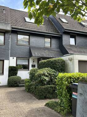 Hausansicht mit Garage - Großzügiges Reihenhaus in begehrter Lage