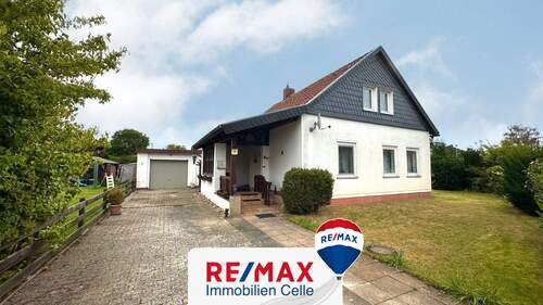 Hausansicht mit Zufahrt - Ein Zuhause mit Charme und Potential in Hänigsen-Riedel sucht neue Eigentümer! (SY-1020-101)