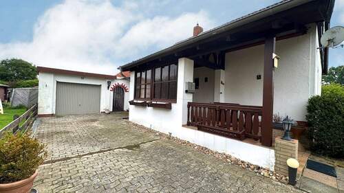 Hauseingang Überdachung und Garage - 4 Zimmer Einfamilienhaus in Hänigsen