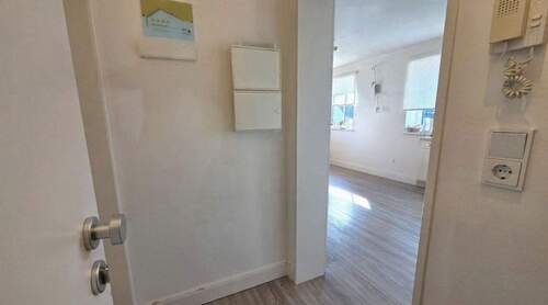 Flur mit Blick ins Wohnzimmer - 