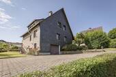 Zweifamilienhaus mit Hof- und Gartenfläche - Einzigartig und begehrt: Großzügiges Zweifamilienhaus mit Sonnengrundstück auf Homberge