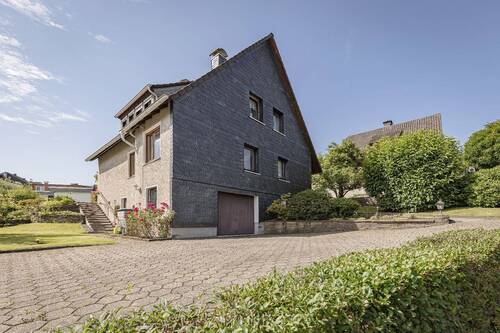 Zweifamilienhaus mit Hof- und Gartenfläche - Einzigartig und begehrt: Großzügiges Zweifamilienhaus mit Sonnengrundstück auf Homberge