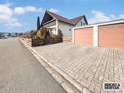 Hausfront mit Garage - Großzügiges Einfamilienhaus mit Wintergarten und Doppelgarage