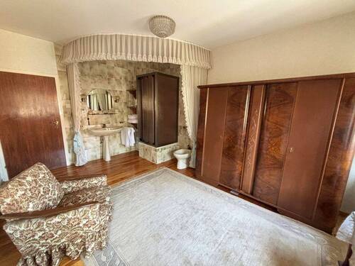 Ankleidezimmer mit Waschbecken, Dusche und Bidet - 