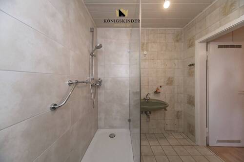 ...bereits mit neuer Dusche - 