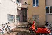 Hauseingang im Innenhof - 2 Zimmer Etagenwohnung zum Kaufen in Stuttgart