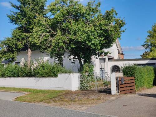 Gartentor mit Zufahrt zur Garage - Einfamilienhaus mit 188,00 m² in Hemau zum Kaufen