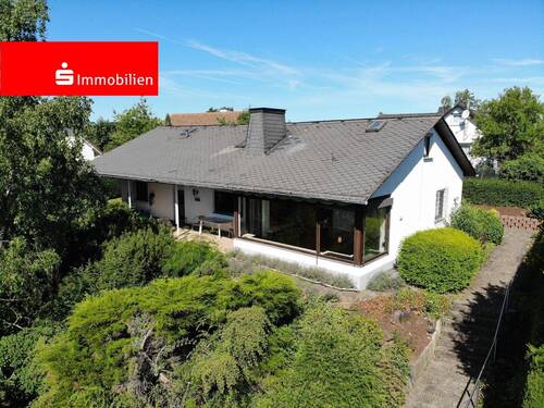 Drohnenaufnahme - Wohnen in toller Aussichtslage! Architektenhaus auf einem 903 m² großen Grundstück!