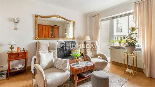 Wohnzimmer 2 - Gemütliche Drei-Zimmer-Wohnung mit Balkon und stilvollem Kamin