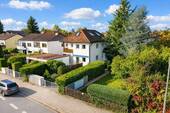Ansicht Haus - Zweifamilienhaus auf großzügigem Grundstück, sofort bezugsfrei. Heizung 2017 modernisiert!