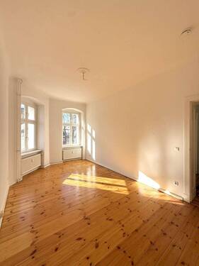 Wohnzimmer - Klassischer Berliner Altbau: 57 m²- 2 Zimmer mit Dielen und hohen Decken im modernisierten Objekt