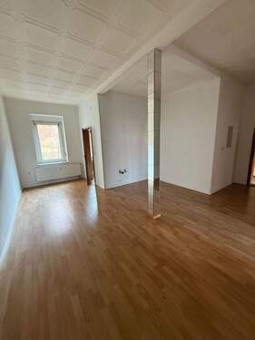 Wohnzimmer mit offener Küche - 2 Zimmer Etagenwohnung zur Miete in Leipzig