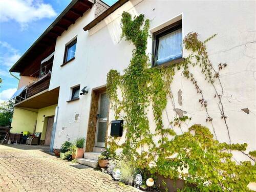 Seitl. Ansicht /Eingang - Eppelborn-OT: freist. Einfam.-Haus mit gr. Garage