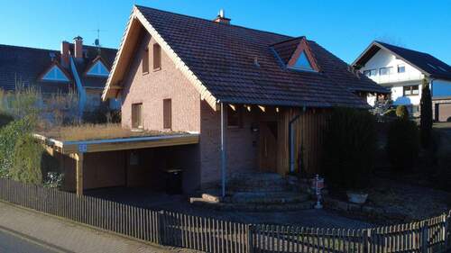 Vorderansicht - Attraktives Einfamilienhaus mit ELW in gesuchter Wohnlage von Baunatal Rengershausen