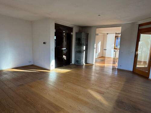 Wohnzimmer mit Blick zum Essbereich - 