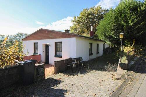 Außenansicht Straße - Greifen Sie zu! Renovierungsbedürftiges Einfamilienhaus samt Garten in ruhiger Ortsrandlage