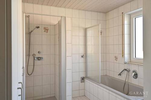Tageslichtbad-mit-Wanne-und-Dusche - 