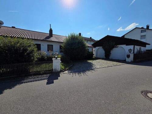 Zugang zum Haus und zu den Garagen - Einfamilienhaus mit 213,00 m&sup2; in Mallersdorf-Pfaffenberg zum Kaufen