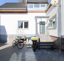 Gehoben und neuwertig: 7-Zi.-EFH mit Garten in Burgstall