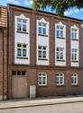Hausansicht - Geräumige 3-Zimmer-Altbauwohnung mit Balkon in direkter Nähe vom Rathaus